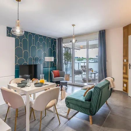Urban Chic - Terrace - Private Parking Apartment *